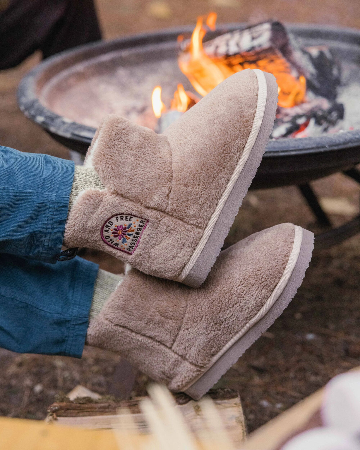 Hideaway Hut Sherpa Fleece Slipper - Biscuit - Lifestyle