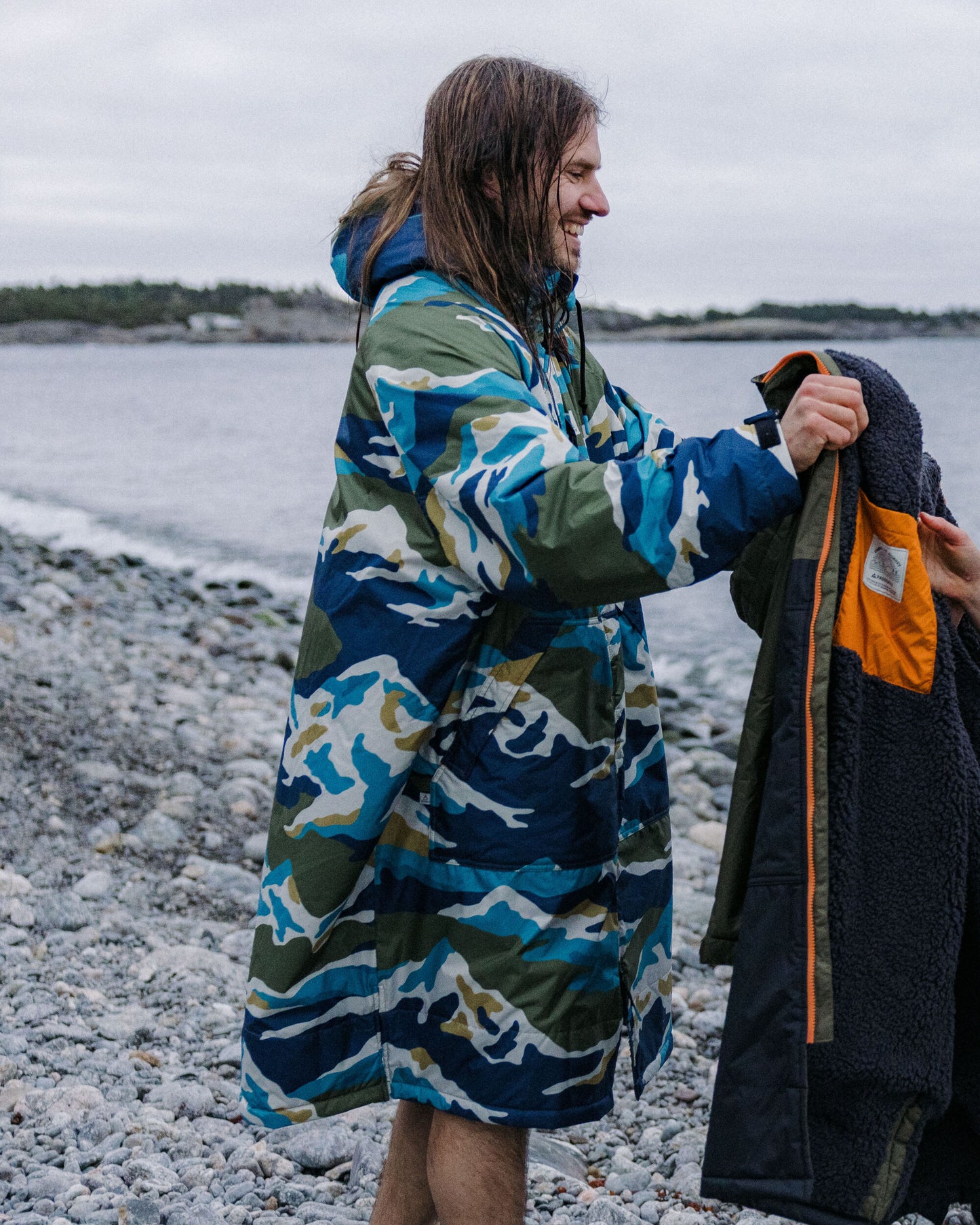 MensWaves Recycled Sherpa Lined Changing Robe - Mount Scenic Khaki - Lifestyle