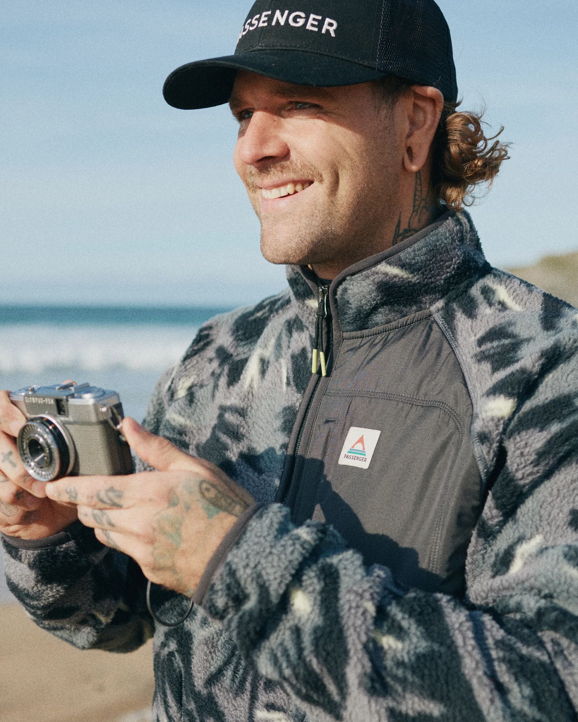 Offgrid 1/2 Zip Recycled Sherpa Fleece - Abstract Mountain Charcoal - Lifestyle