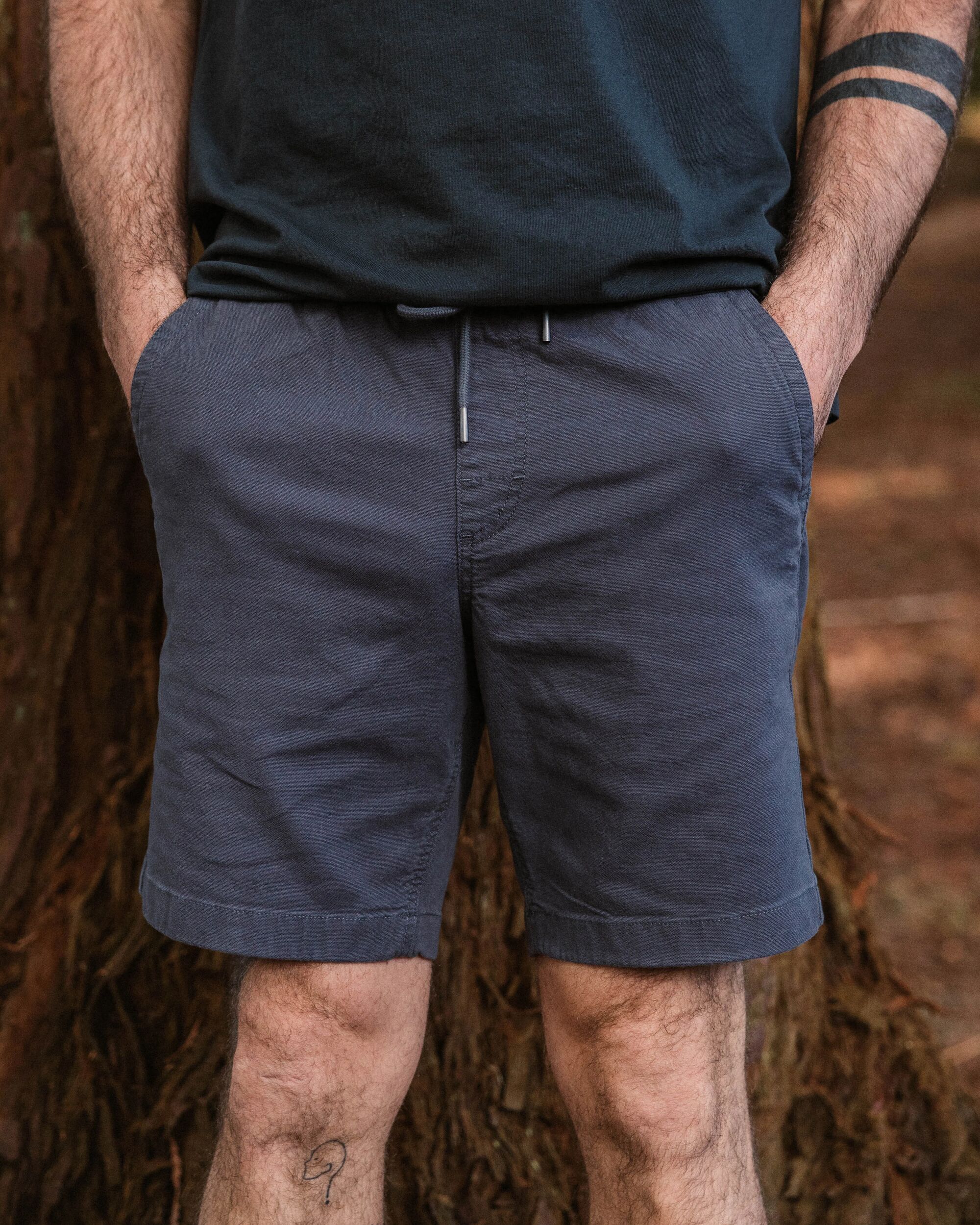 Drifter Organic Cotton Short - Charcoal - Lifestyle