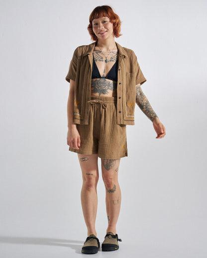 Waveney Short - Caramel Brown - Studio Model